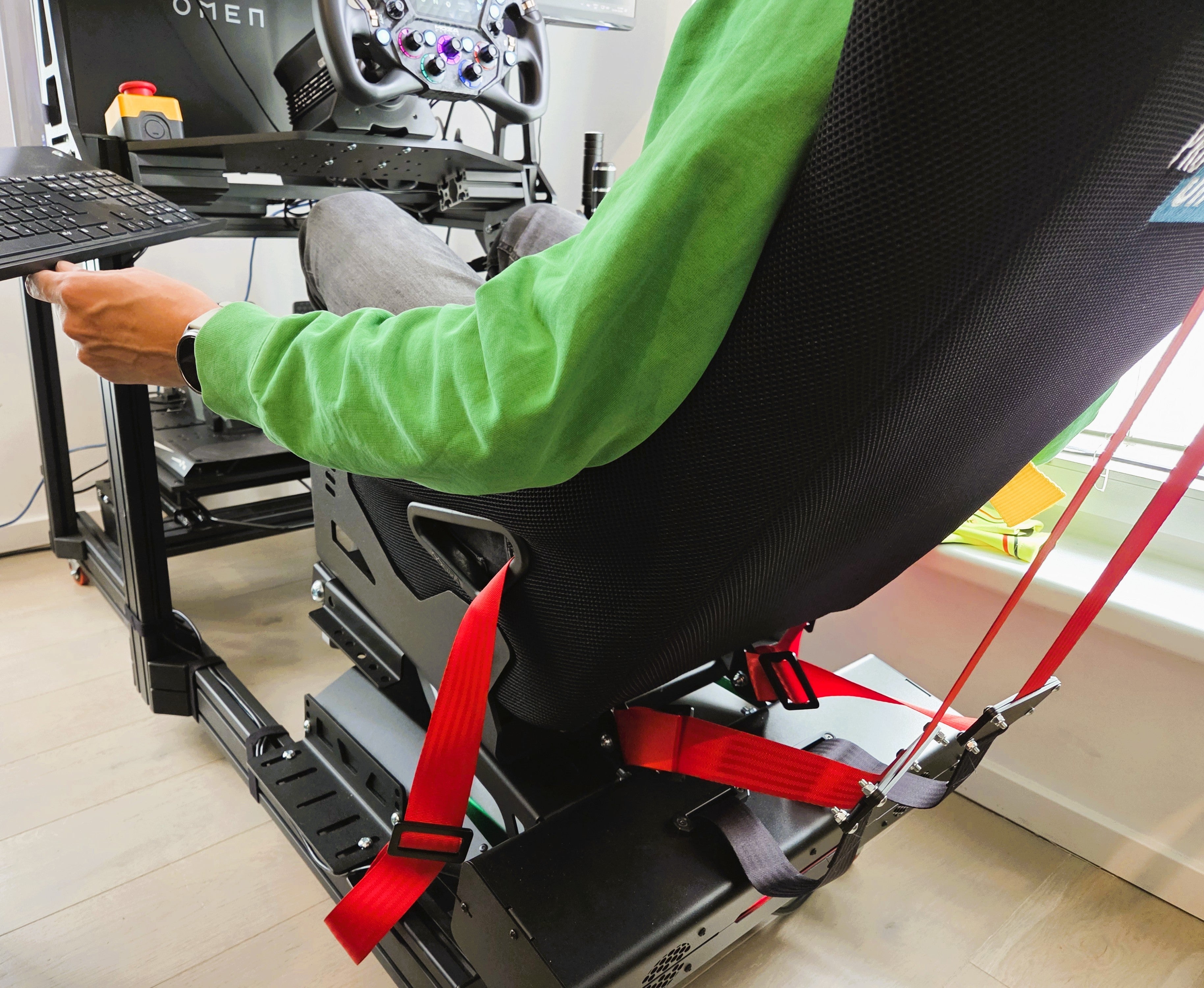 Dein Wunschrig mit Seatmover und Gurtstraffer von simracer.at
